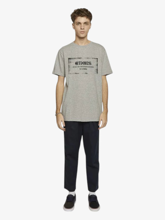 Remera Etnies Brick Gris - Indy
