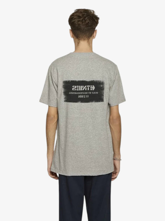 Remera Etnies Brick Gris - Indy