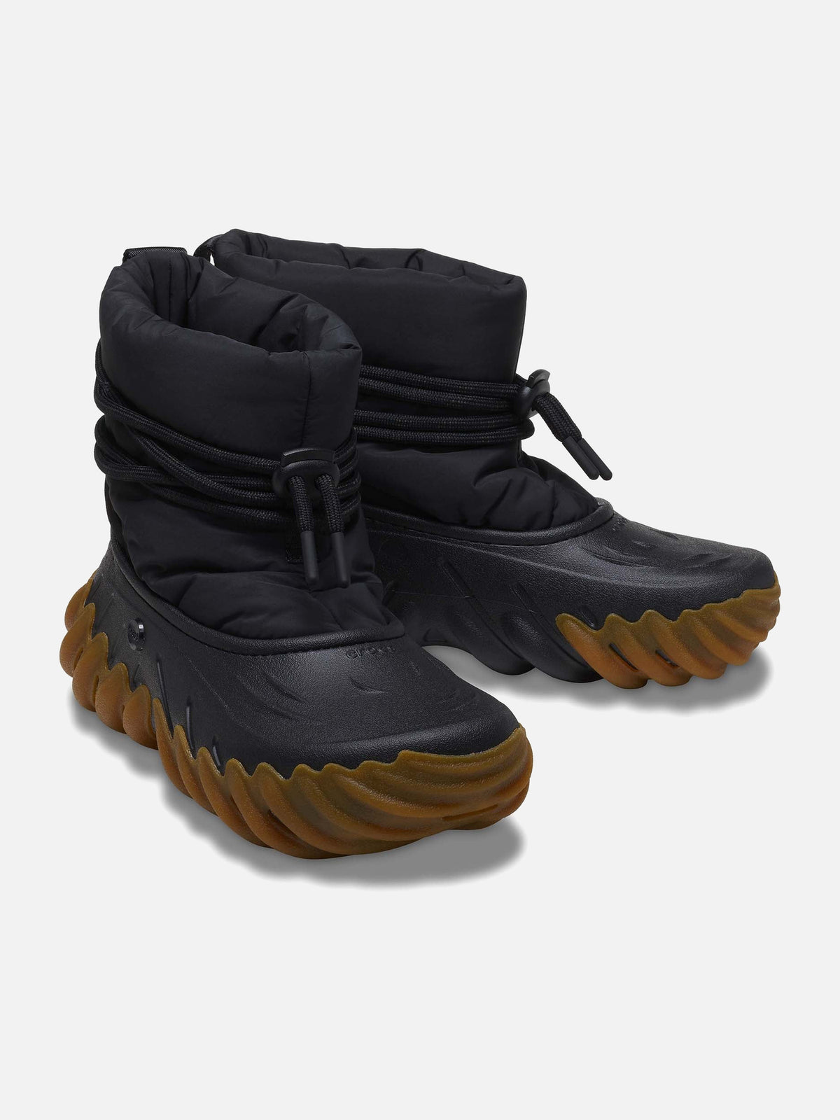 Crocs Echo Boot Negro Gum — par en angulo