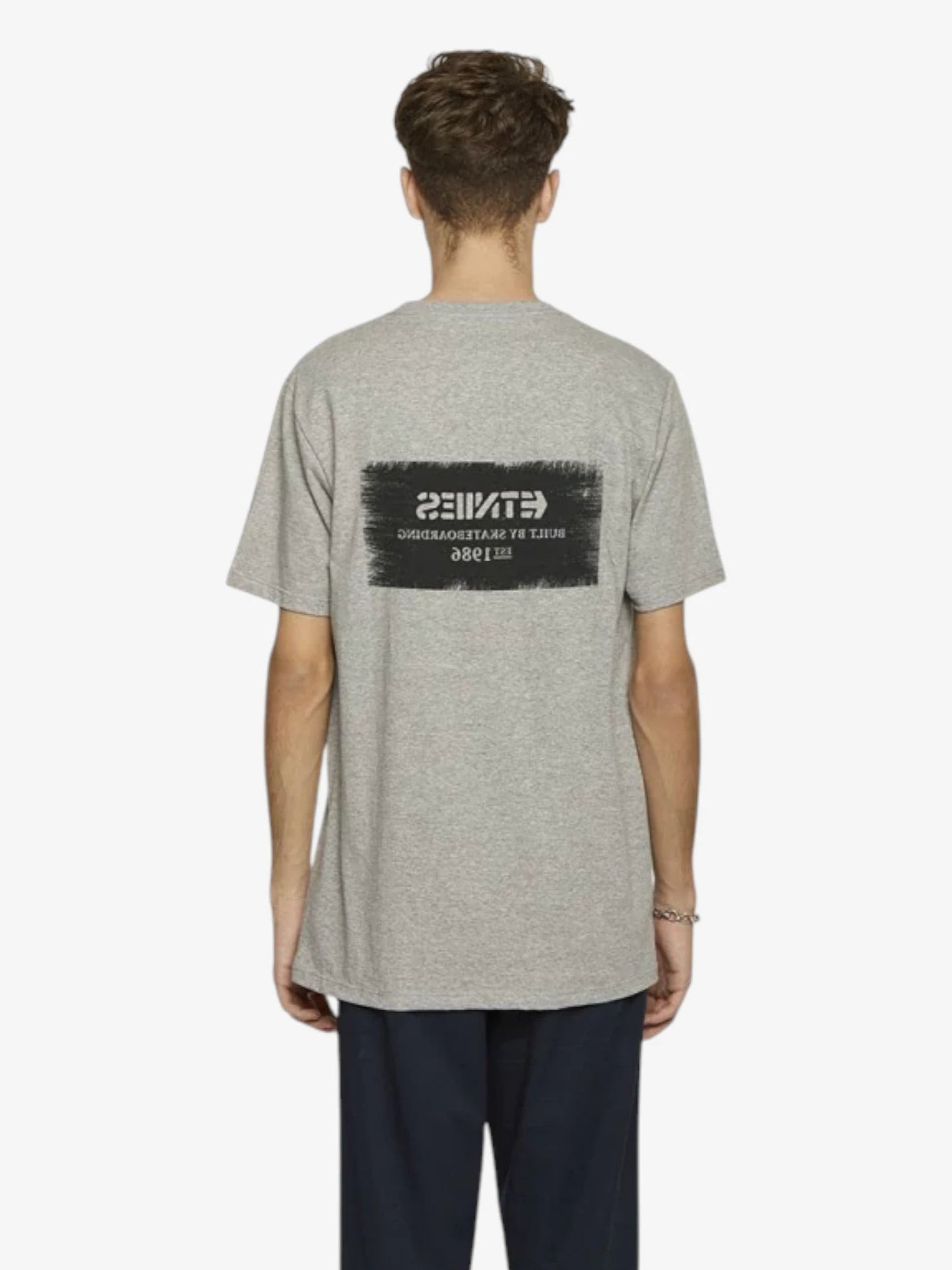 Remera Etnies Brick Gris - Indy