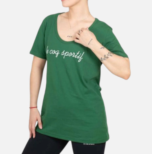 Remera Le Coq Sportif Bat Italics Mujer Tee Verde