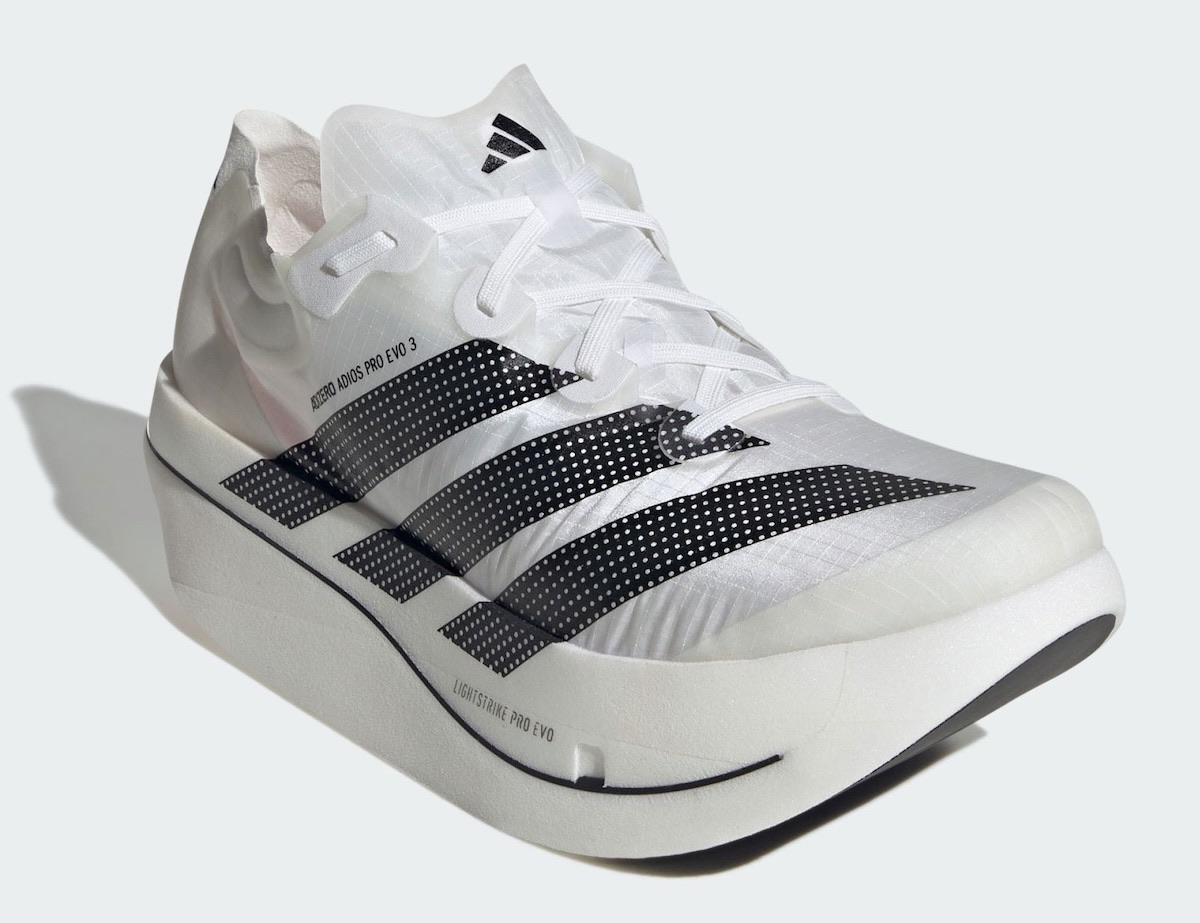 adidas Adizero Adios Pro Evo 3 en diagonal sobre fondo gris claro, con la mediasuela blanca alta, la línea negra que la recorre, las tres tiras negras en el costado y el cuello blanco con el logo de adidas