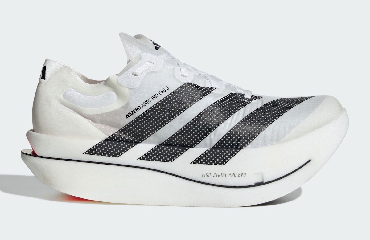 adidas Adizero Adios Pro Evo 3 de perfil sobre fondo gris claro: upper blanco semitransparente con tres tiras negras perforadas, mediasuela blanca muy alta y curva con una línea negra y un toque rojo en el talón