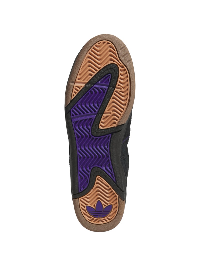 Suela del adidas Kader negro vista desde abajo, con goma color caramelo en la punta y el talón, un sector central violeta, dibujo de tracción en espiga y el Trefoil violeta en el talón