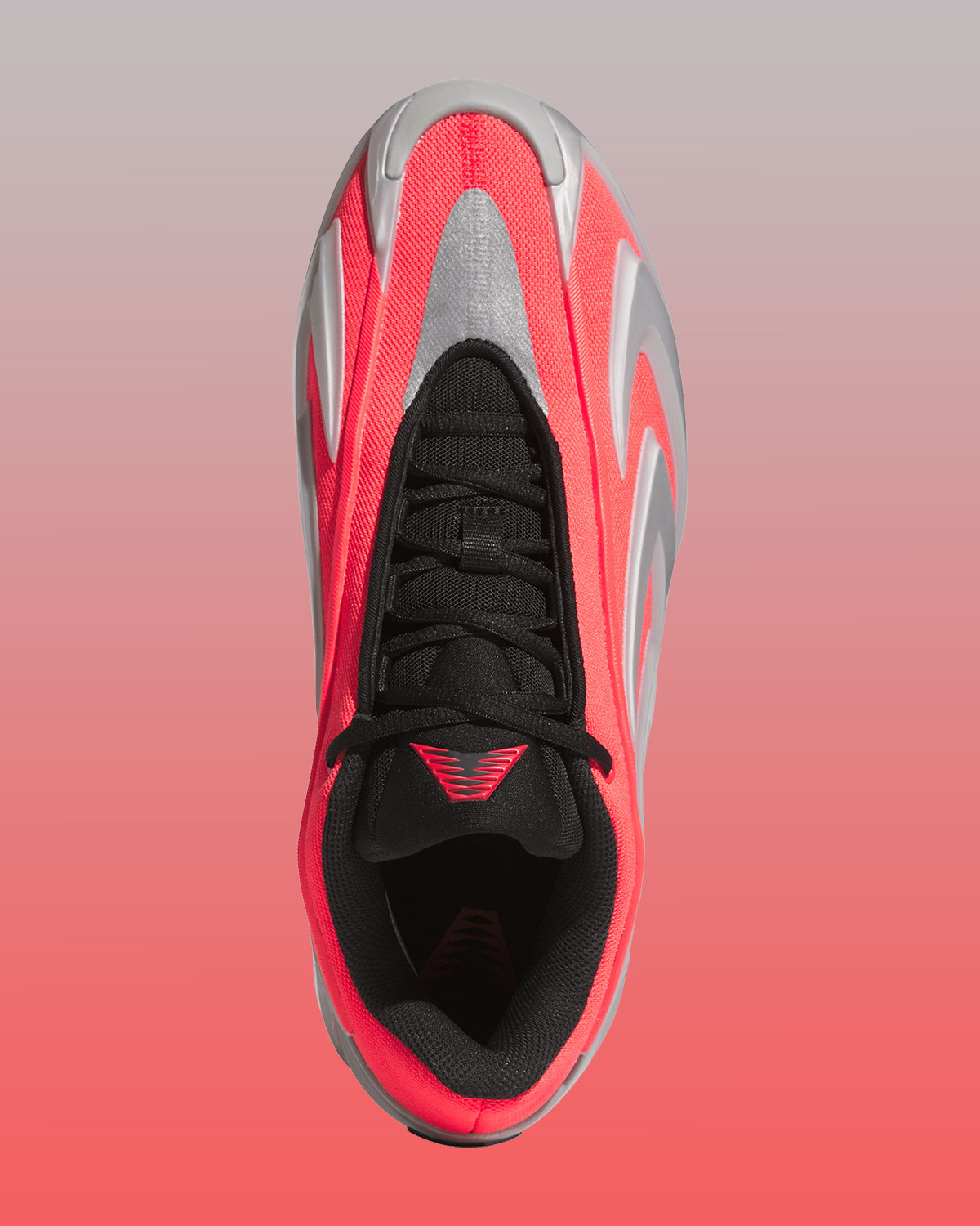 Vista superior del adidas Anthony Edwards 3 Omen, con la malla roja, el panel plateado sobre la punta, la lengüeta y los cordones negros y el logo AE en rojo sobre la lengüeta