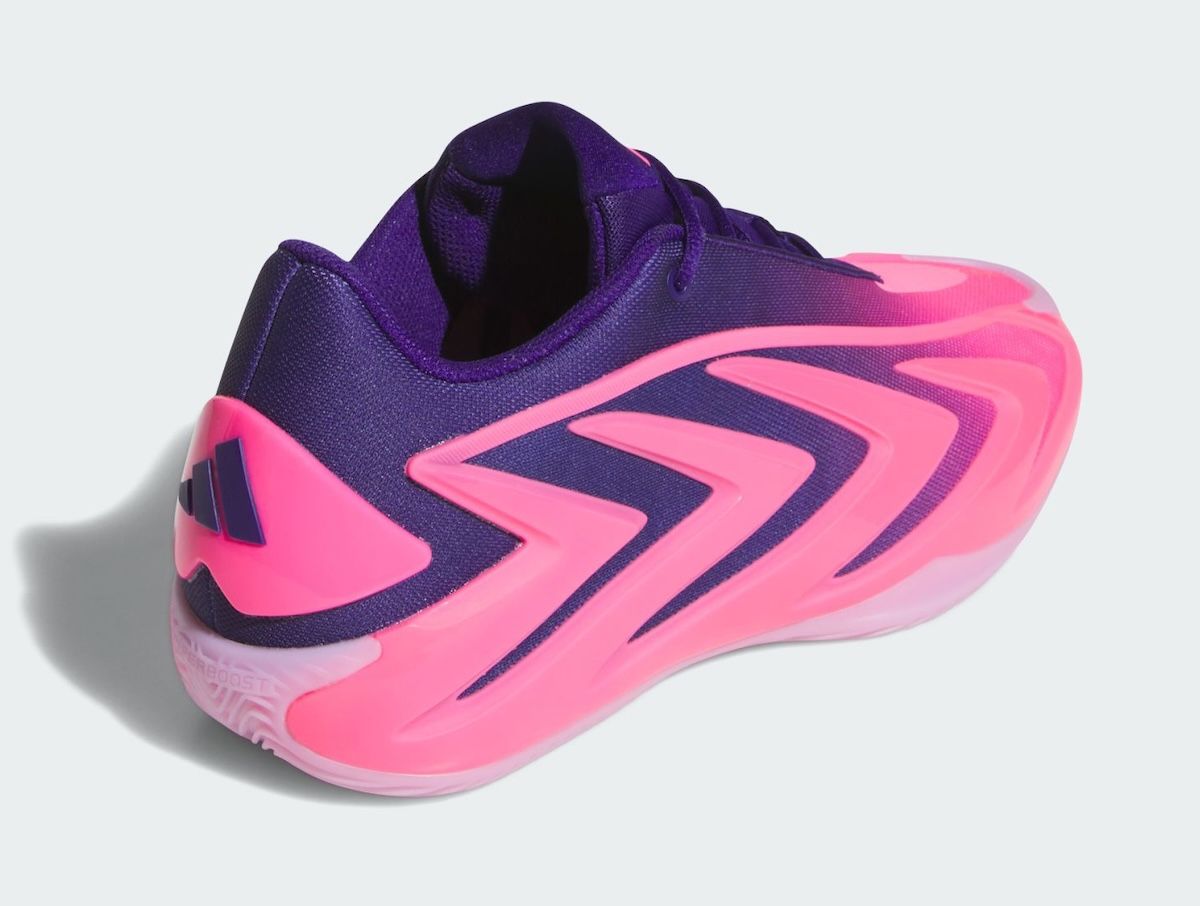 adidas AE 3 Lucid Pink vista desde atrás, con el talón rosa y la malla violeta