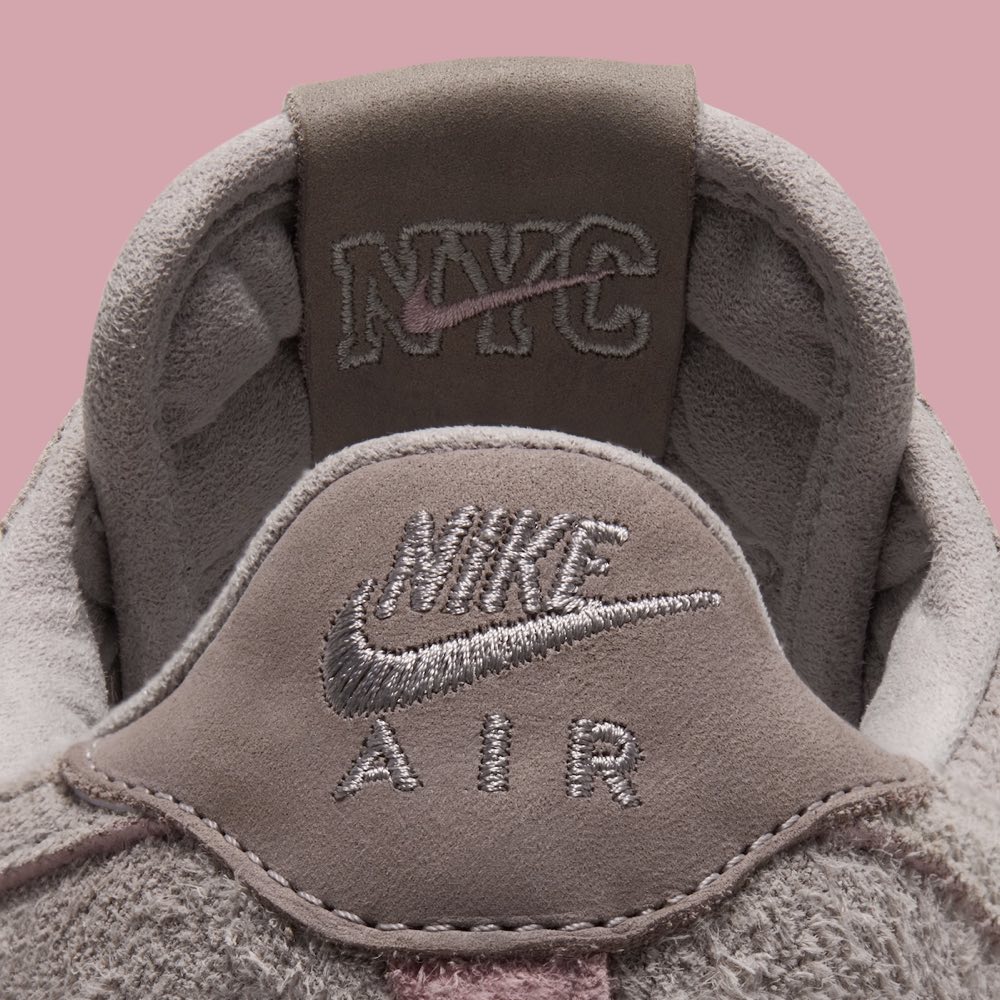 Detalle del Nike Air Force 1 Subway Rat con el bordado NYC y un Swoosh rosa detrás de la lengüeta y el logo Nike Air en el talón