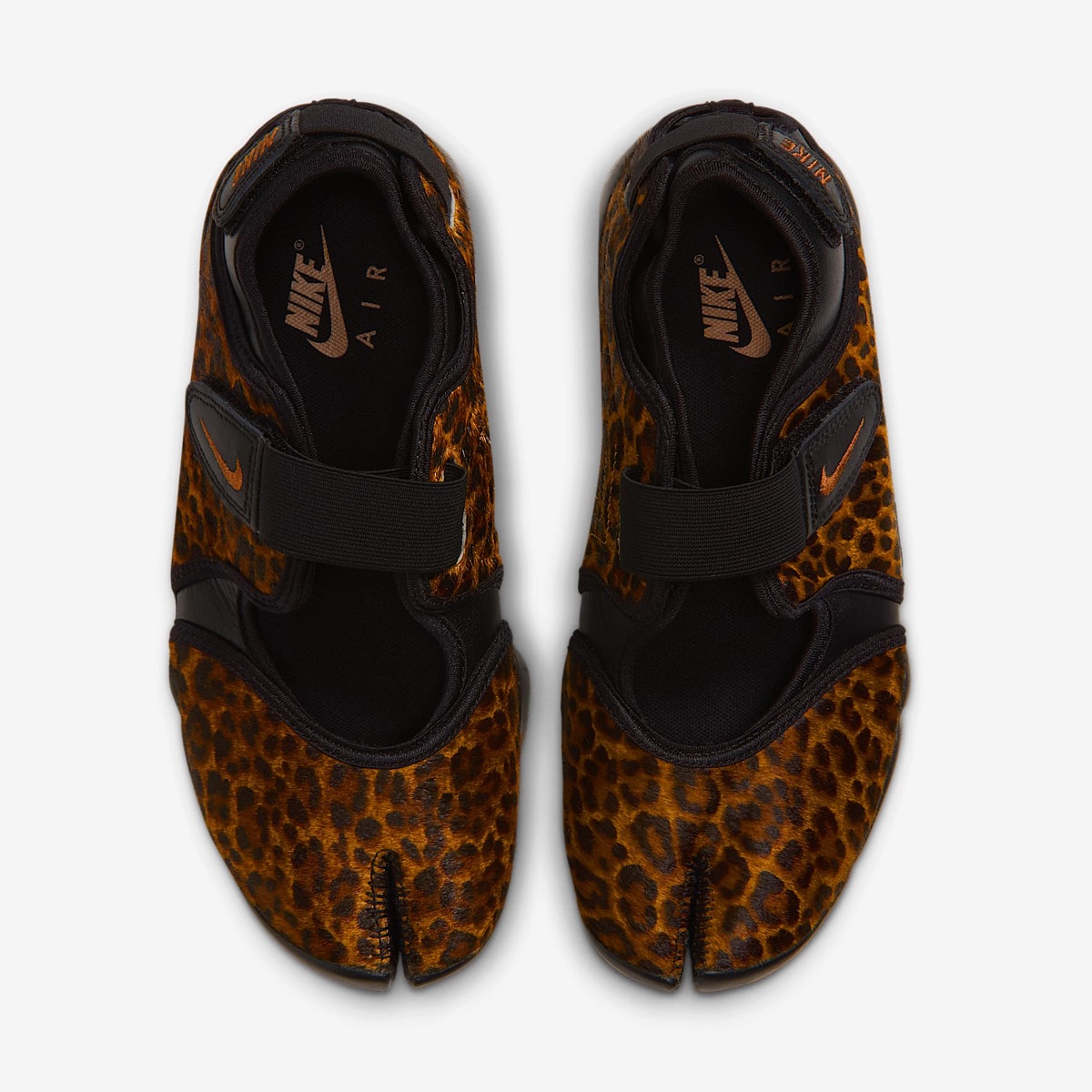 Vista desde arriba del par del Nike Air Rift Black/Desert Ochre, con el pelo ocre y manchas negras en toda la capellada, la puntera dividida en ambos pies, el strap negro con Swoosh ocre y la plantilla negra con el logo Nike Air en ocre
