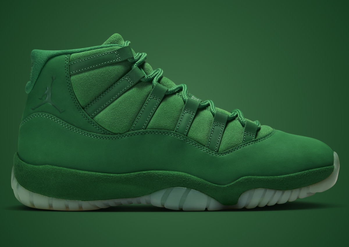 Air Jordan 11 Green Screen de perfil lateral sobre fondo verde, con mudguard de nubuck verde en lugar de charol, Jumpman tono sobre tono en el cuello y suela translúcida