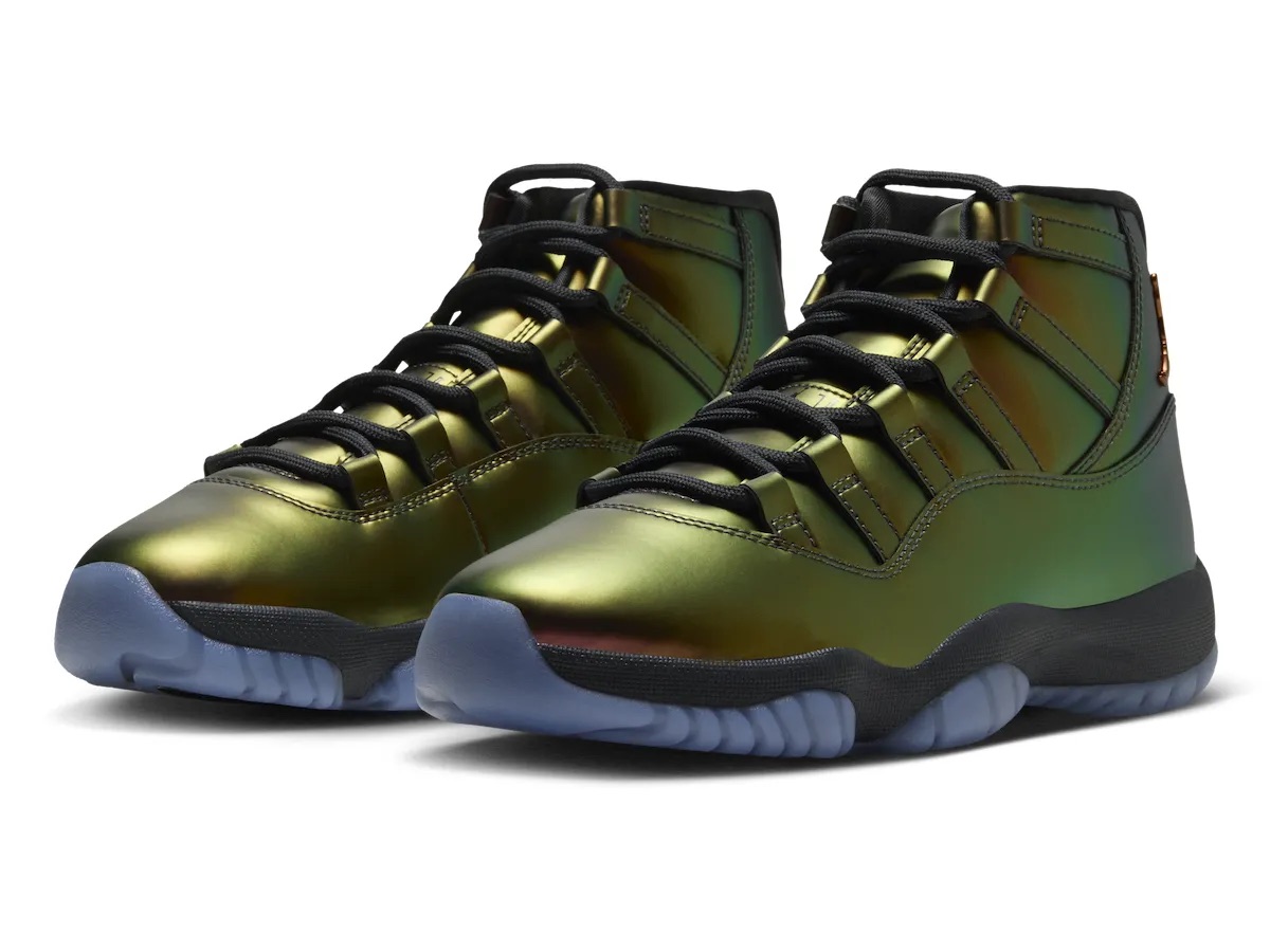 Par de Air Jordan 11 WMNS Magic Ball en vista tres cuartos, con upper iridiscente que pasa de verde oliva a dorado y bordó, cordones negros, mediasuela negra y suela translúcida azulada