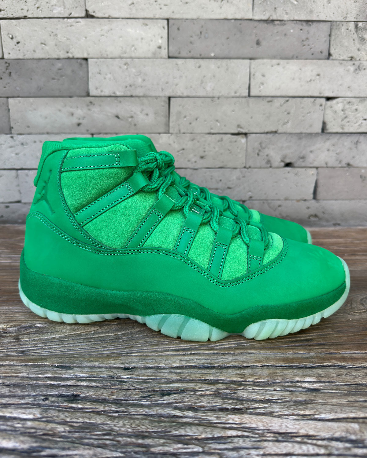 Air Jordan 11 Green Screen en gamuza verde con suela translúcida
