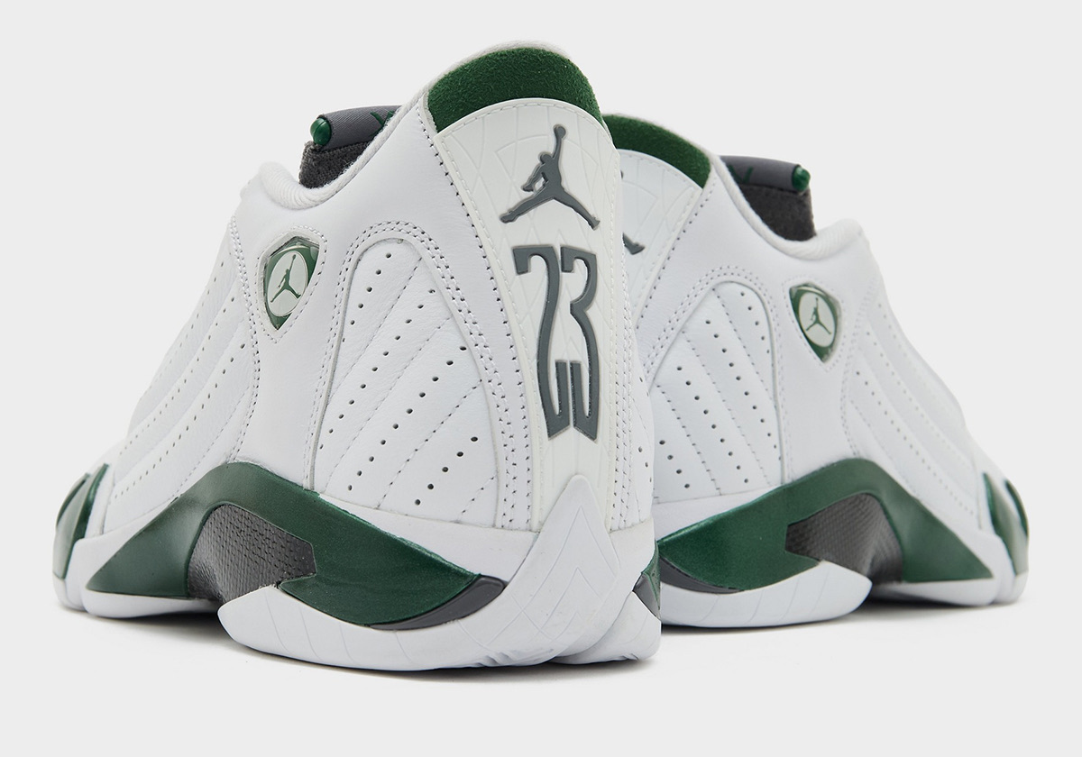 Talón del Air Jordan 14 Forest Green 2026 con el Jumpman y el 23 en gris y el escudo verde a los costados