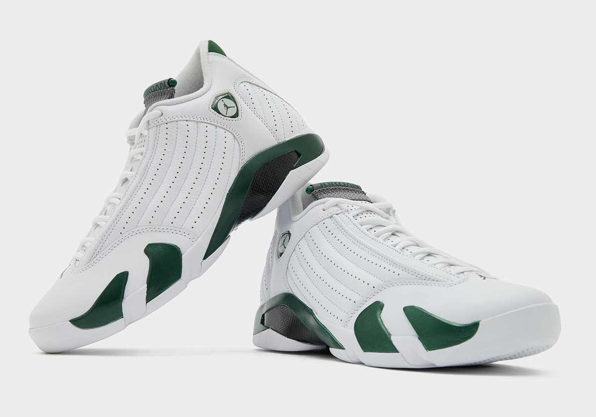 Par de Air Jordan 14 Forest Green 2026 mostrando el cuero blanco perforado y los detalles verdes de la mediasuela