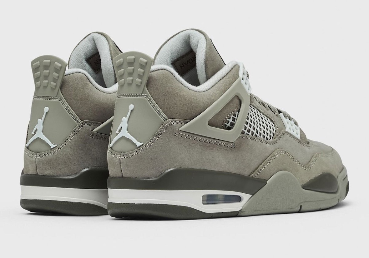 Vista trasera del par de Air Jordan 4 Light Army sobre fondo gris claro, con el Jumpman blanco en la pieza del talón, el forro gris claro, la mediasuela con una franja verde oliva oscuro sobre base blanca y la unidad Air visible en el lateral