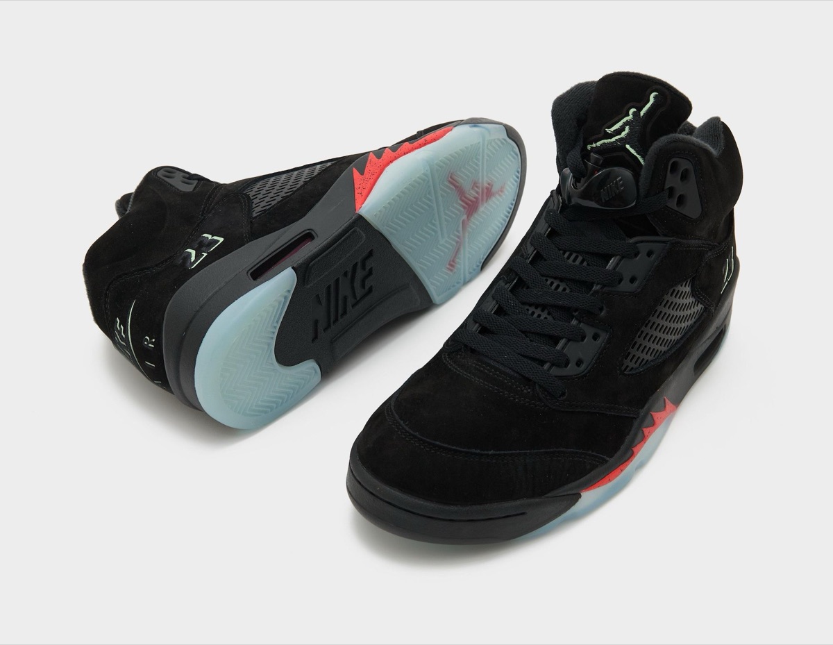 Par de Air Jordan 5 Halloween, uno de tres cuartos frontal y otro mostrando la suela traslúcida con el Jumpman rojo