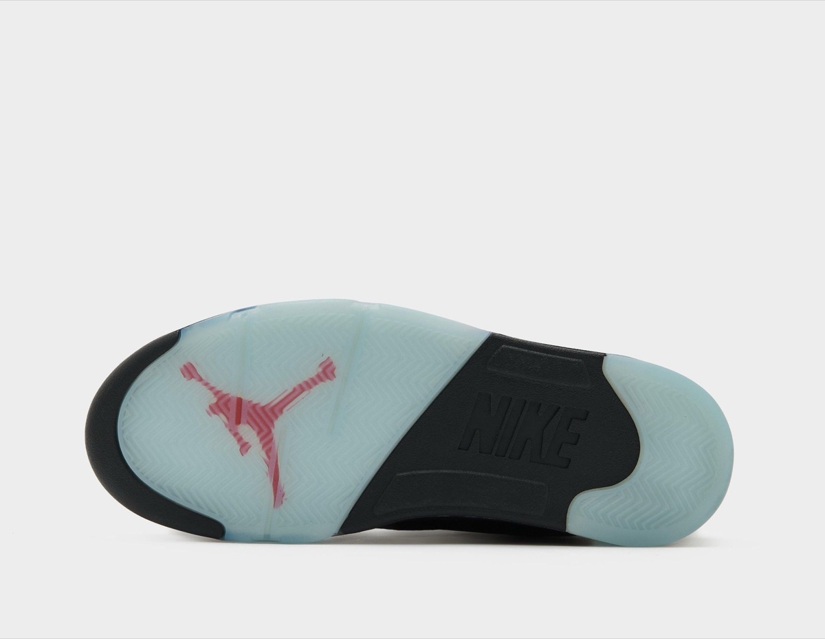 Suela del Air Jordan 5 Halloween, traslúcida en tono celeste con el Jumpman rojo y el logo Nike en la zona central negra
