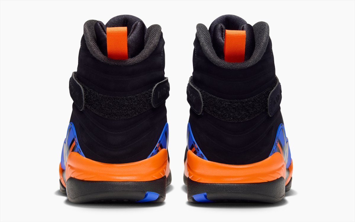 Talones de la Air Jordan 8 Knicks en negro, con la lengüeta del talón naranja y la entresuela naranja