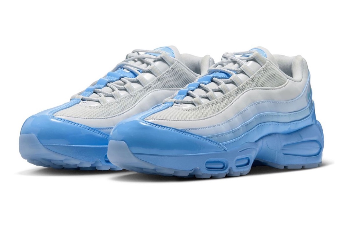 Par del Nike Air Max 95 Blue Tint en vista de tres cuartos sobre fondo blanco, con malla gris claro, capas laterales de charol en degradé hacia el celeste, puntera de charol celeste y suela translúcida