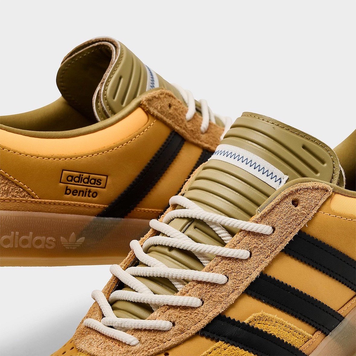 Primer plano de la lengüeta acolchada verde oliva, los cordones de cuerda y el branding adidas benito de la Bad Bunny x adidas Gazelle Indoor Solar Gold