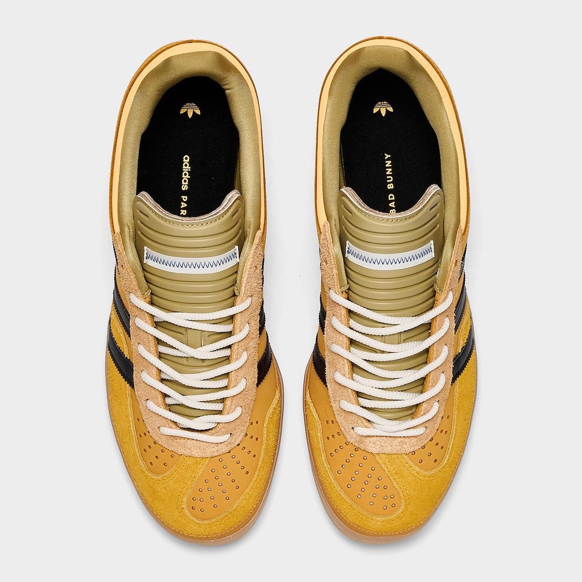 Vista superior de la Bad Bunny x adidas Gazelle Indoor Solar Gold con lengüeta acolchada verde oliva, cordones de cuerda crema y plantilla con firma Bad Bunny
