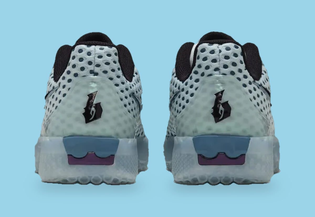 Talones de la Nike LeBron Witness 10 Fiberglass con el logo de Bronny James en negro y la suela translúcida, sobre fondo celeste