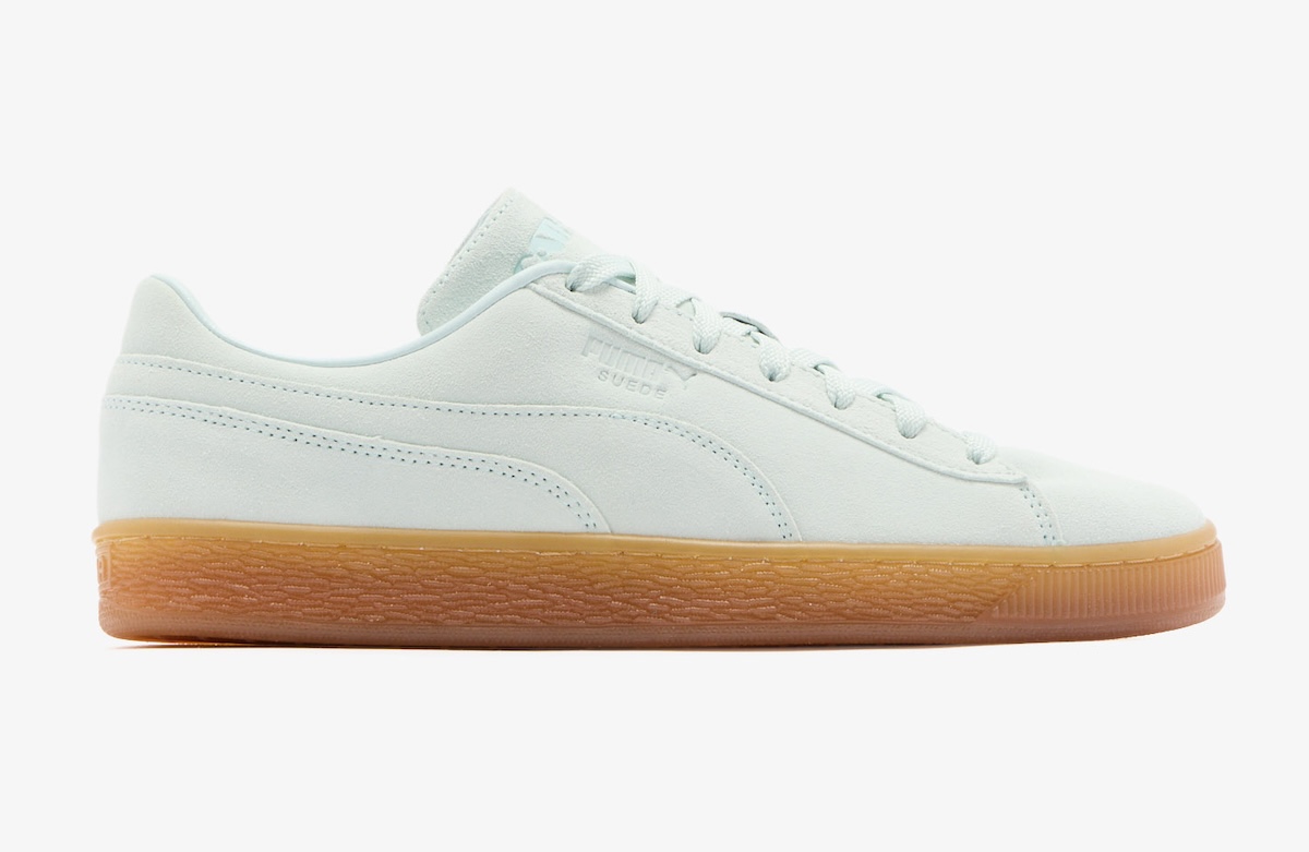 PUMA Suede Sea Glass de Daniëlle Cathari de perfil sobre fondo blanco, con gamuza verde agua, Formstrip tono sobre tono, cordones al tono y suela gum color miel
