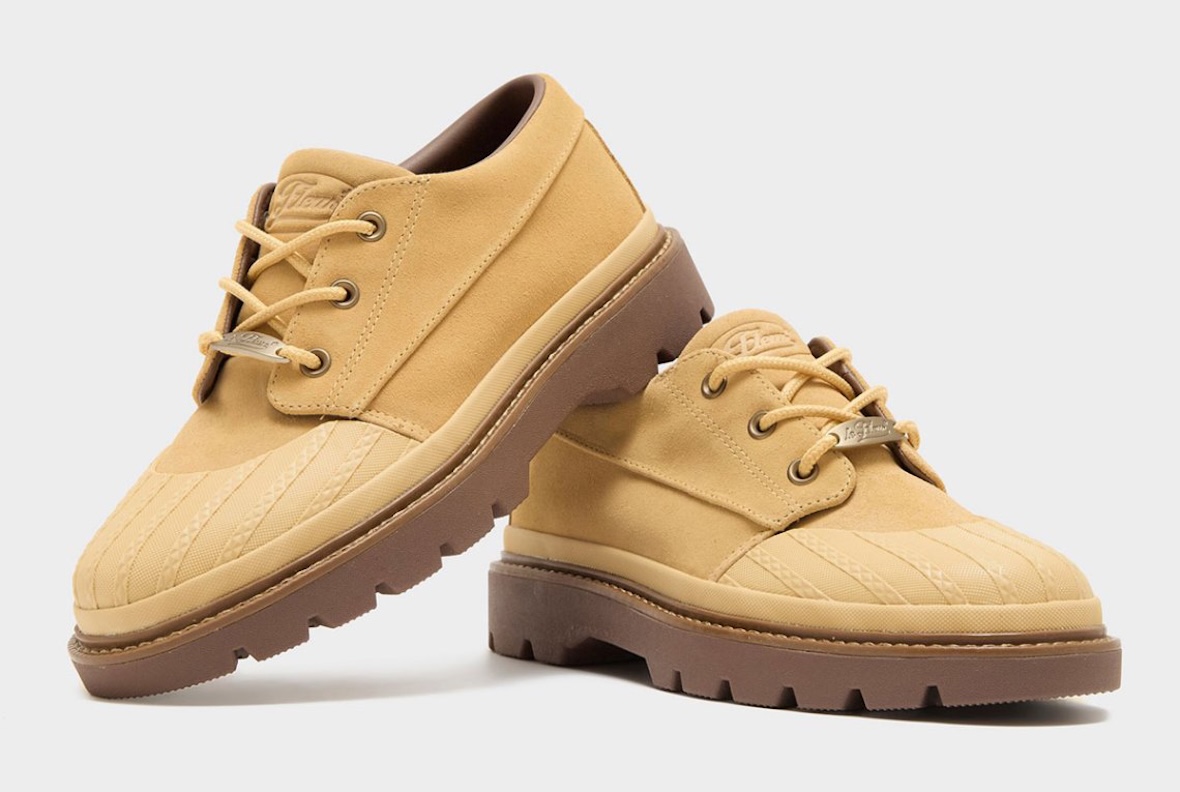 Par del Converse 1908 Bronco Boot Low en suede amarillo, con puntera de goma del mismo tono, ojales bronce, cordones amarillos y suela gum marrón