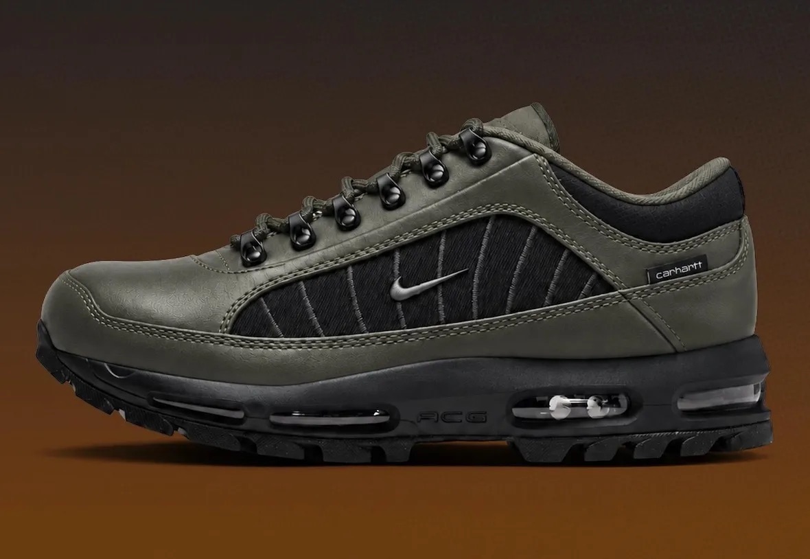 Nike Air Max Goadome Low de Carhartt WIP en verde oliva oscuro de perfil sobre fondo marrón, con panel lateral negro con costuras, Swoosh metálico, argollas de metal y suela negra dentada