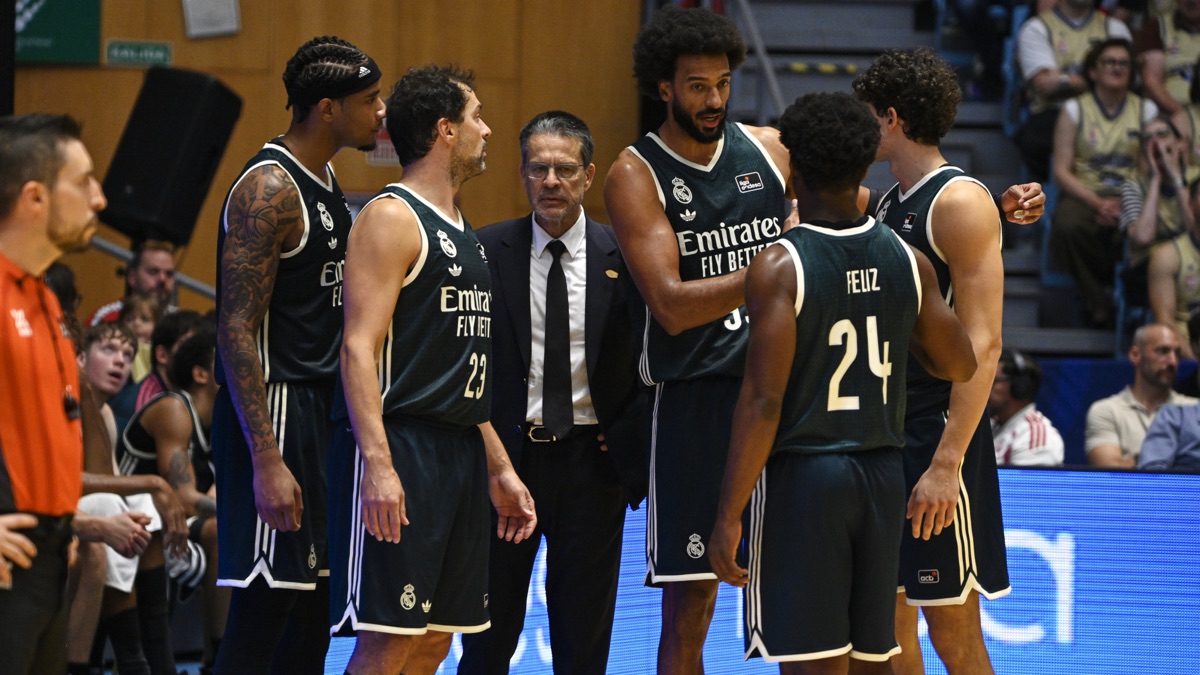 Pedro Martínez, entrenador del Real Madrid, da indicaciones a sus jugadores, entre ellos Sergio Llull y Andrés Feliz, durante un tiempo muerto en el Multiusos Fontes do Sar