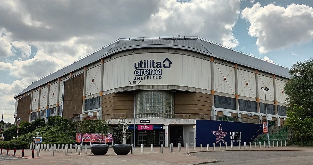 Imagen del estadio: el frente del Utilita Arena de Sheffield, con su nombre en letras azules sobre la entrada principal