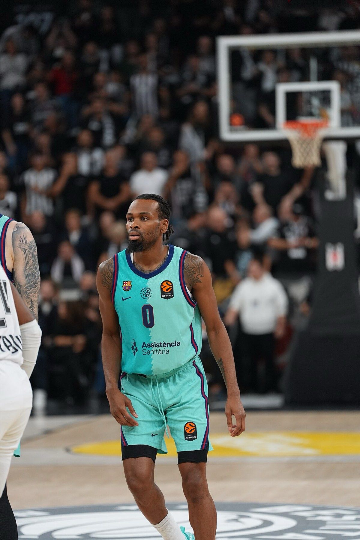 Foto de archivo: Kevin Punter, con la camiseta turquesa número 0 del Barcelona, durante un partido de Euroliga, con el aro y el público detrás