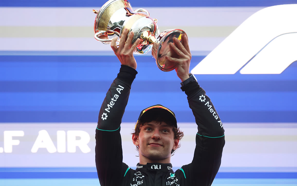 Kimi Antonelli, con el equipo de Mercedes, levanta con las dos manos el trofeo en el podio de Sepang