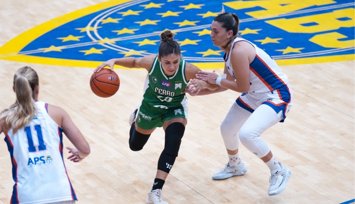 Una jugadora de Ferro, con camiseta verde, avanza con la pelota ante la marca de dos rivales de camiseta blanca en un partido de la Liga Femenina