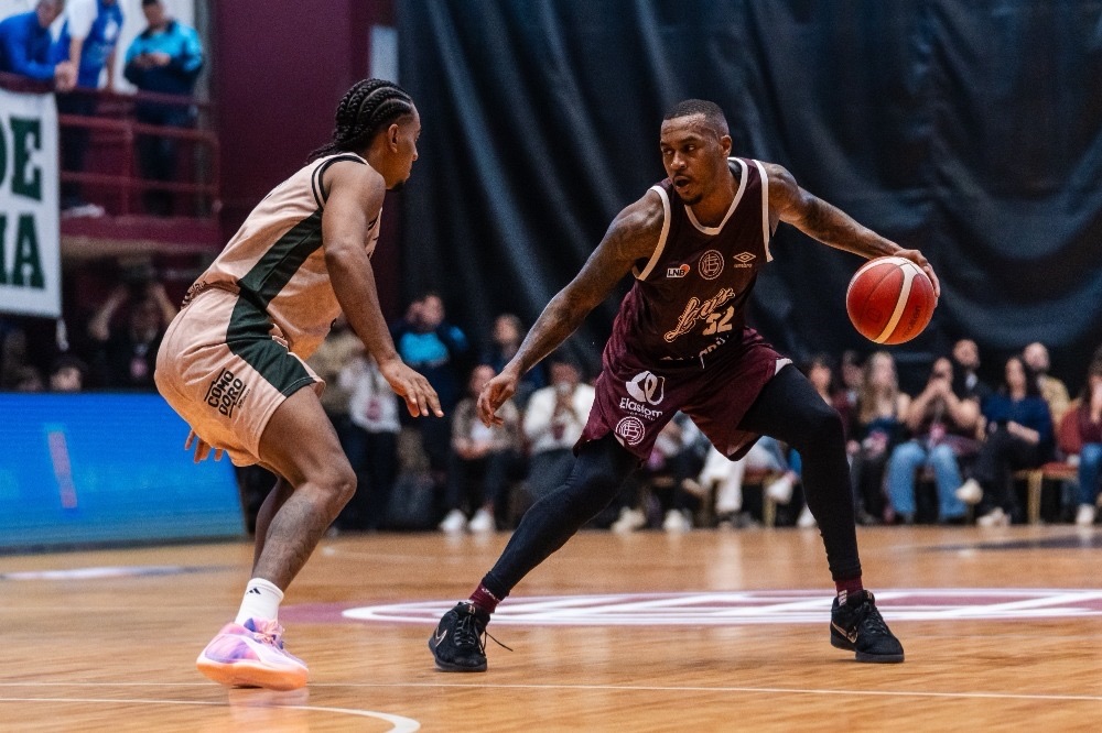 Un jugador de Lanús con la camiseta 32 encara a un defensor de Gimnasia de Comodoro en el Antonio Rotili