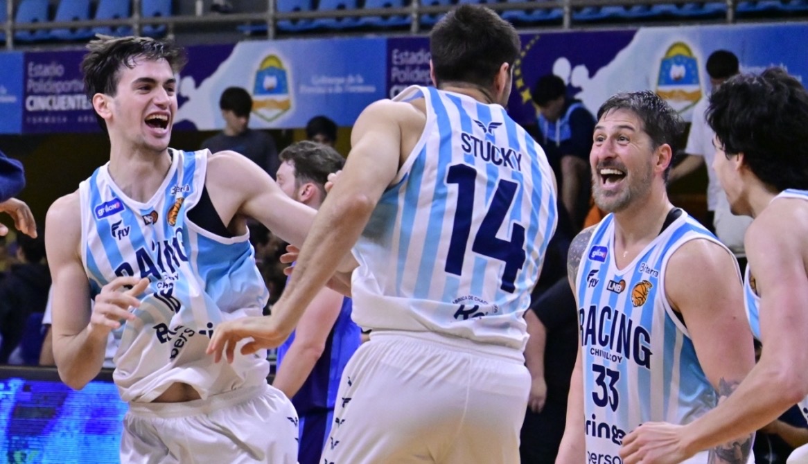 Los jugadores de Racing de Chivilcoy, con camisetas celestes y blancas, festejan en el Cincuentenario de Formosa después de ganarle a La Unión en suplementario; en el centro, de espaldas, el número 14, Stucky