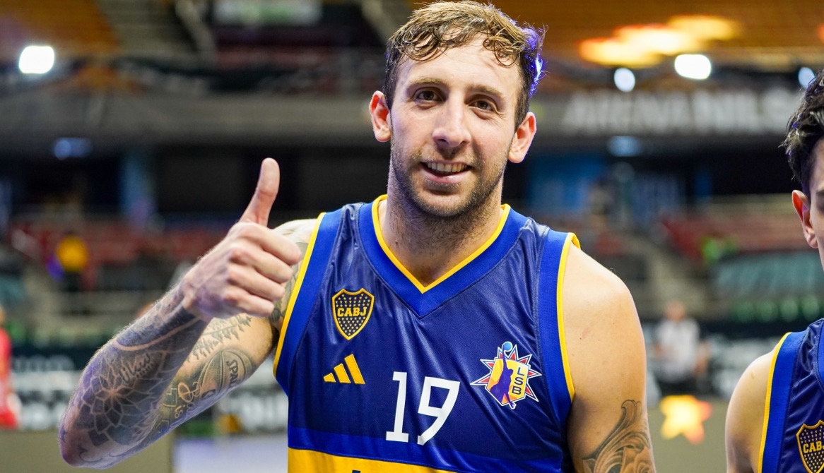 Un jugador de Boca, con la camiseta azul y amarilla número 19 de la Liga Sudamericana, levanta el pulgar y sonríe en el Nilson Nelson de Brasilia