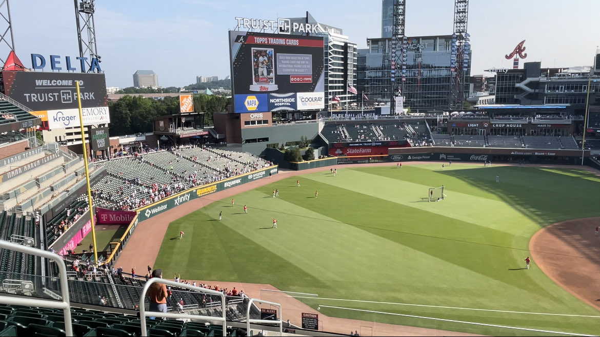 Foto de archivo: Truist Park, el estadio de los Atlanta Braves, visto desde la tribuna del jardín izquierdo, con jugadores precalentando en el césped
