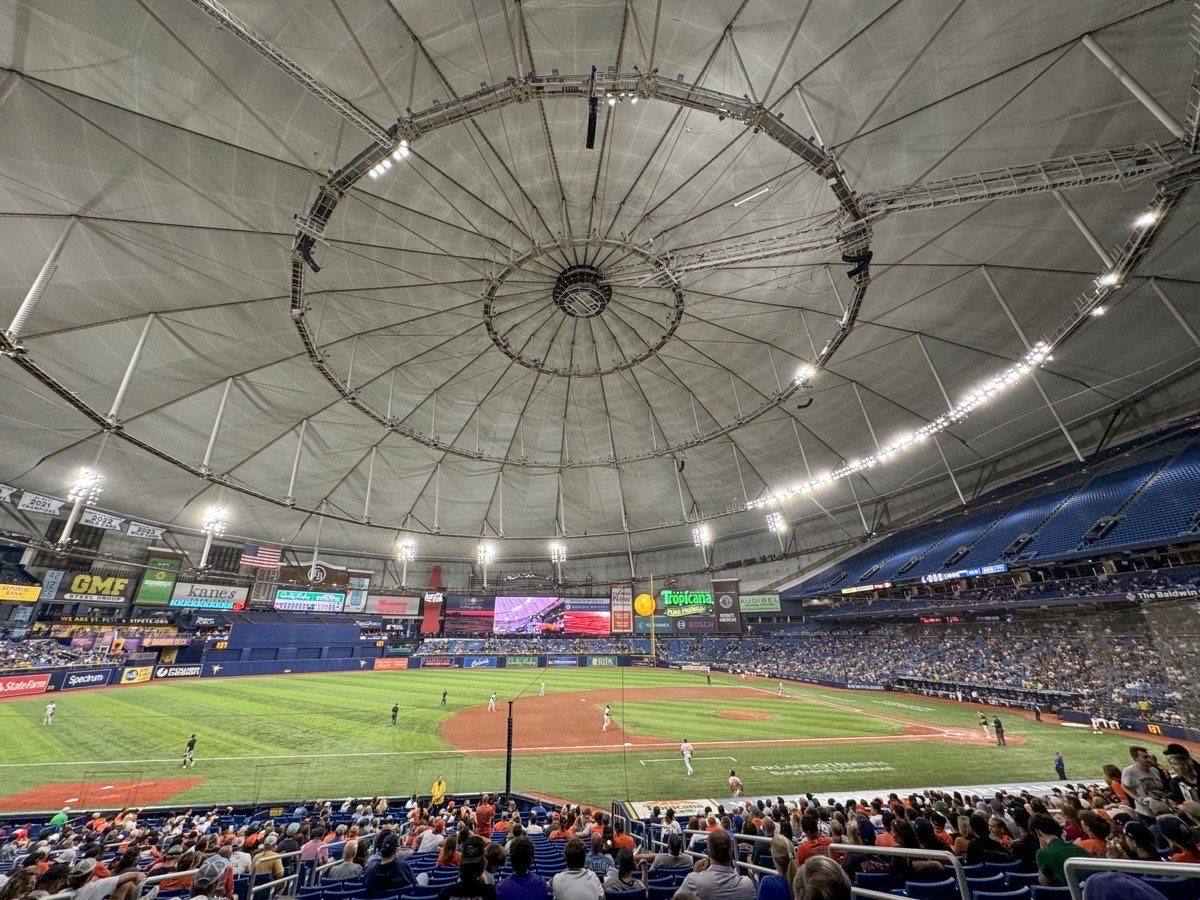Foto de archivo: interior de Tropicana Field con el techo fijo iluminado, las tribunas con público y un partido en juego sobre el césped