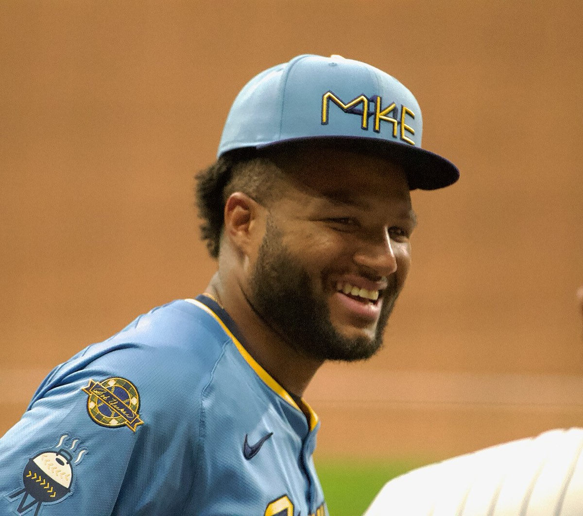 Foto de archivo: Jackson Chourio, de los Milwaukee Brewers, sonriendo, con gorra celeste con las letras MKE y la camiseta celeste del uniforme alternativo del equipo