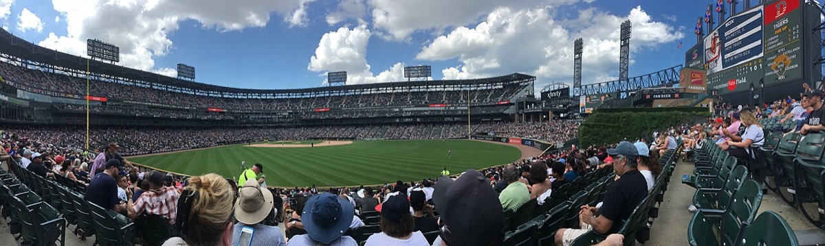 Foto de archivo: vista de Rate Field, estadio de los Chicago White Sox, con las tribunas llenas un día de sol y el campo de juego de fondo