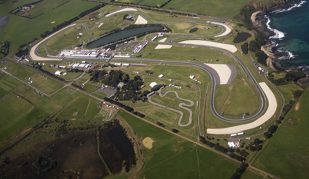 Foto de archivo: vista aérea del circuito de Phillip Island, con la pista gris entre campos verdes y el mar a la derecha