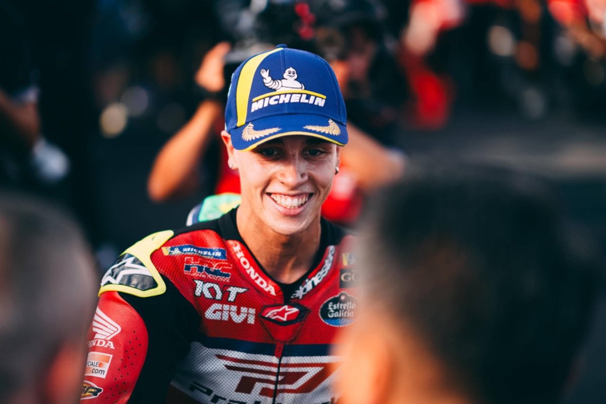 Diogo Moreira sonríe con gorra azul y amarilla y el buzo del equipo Pro Honda LCR después del sprint de Motegi