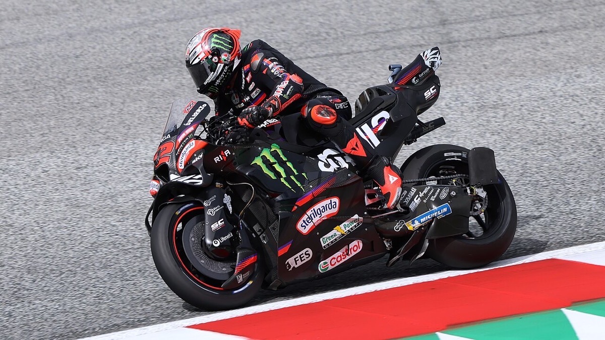 Foto de archivo: Marco Bezzecchi, con la Aprilia negra número 72, inclinado en una curva durante el Gran Premio de Austria 2026