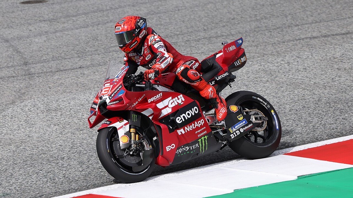 Foto de archivo: Marc Márquez, con la Ducati roja del equipo oficial, inclinado en una curva durante el Gran Premio de Austria 2026
