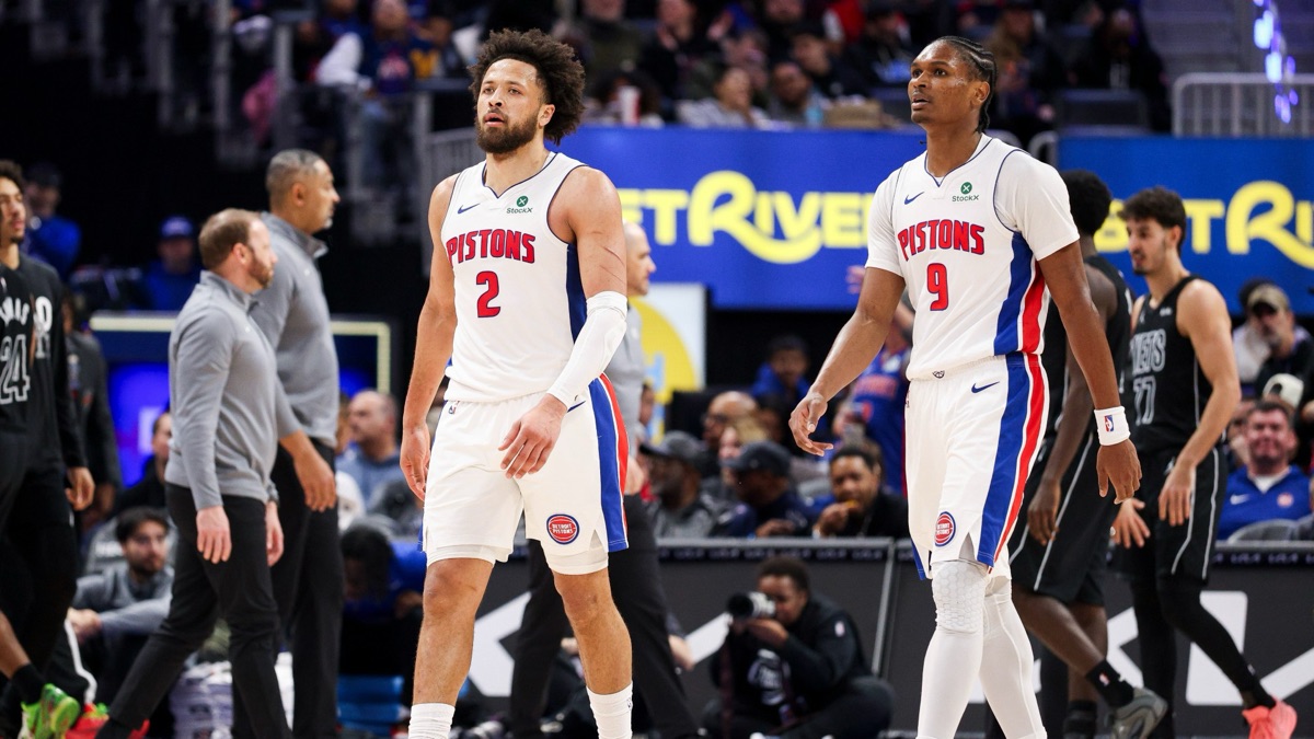 Cade Cunningham y Ausar Thompson con la camiseta blanca de los Pistons durante un partido en Detroit