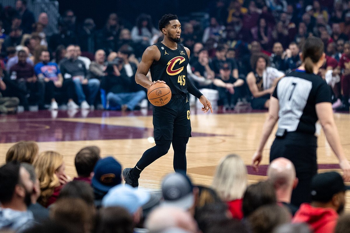 Foto de archivo: Donovan Mitchell, con la camiseta negra número 45 de los Cleveland Cavaliers, avanza con la pelota durante un partido