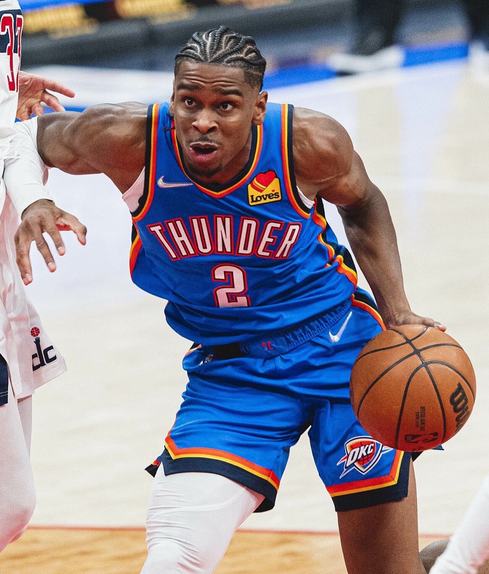 Foto de archivo: Shai Gilgeous-Alexander, con la camiseta azul número 2 del Oklahoma City Thunder, avanza con la pelota ante un rival de los Wizards