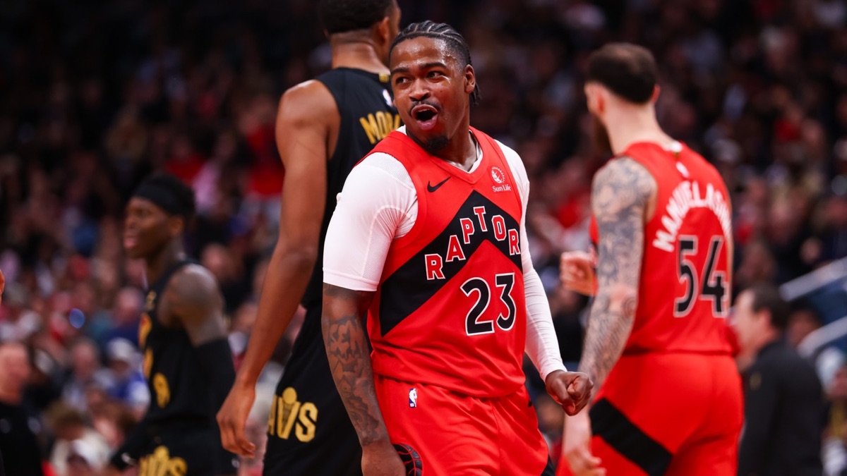 Jamal Shead, con la camiseta roja número 23 de los Raptors, festeja una jugada en un partido ante los Cleveland Cavaliers