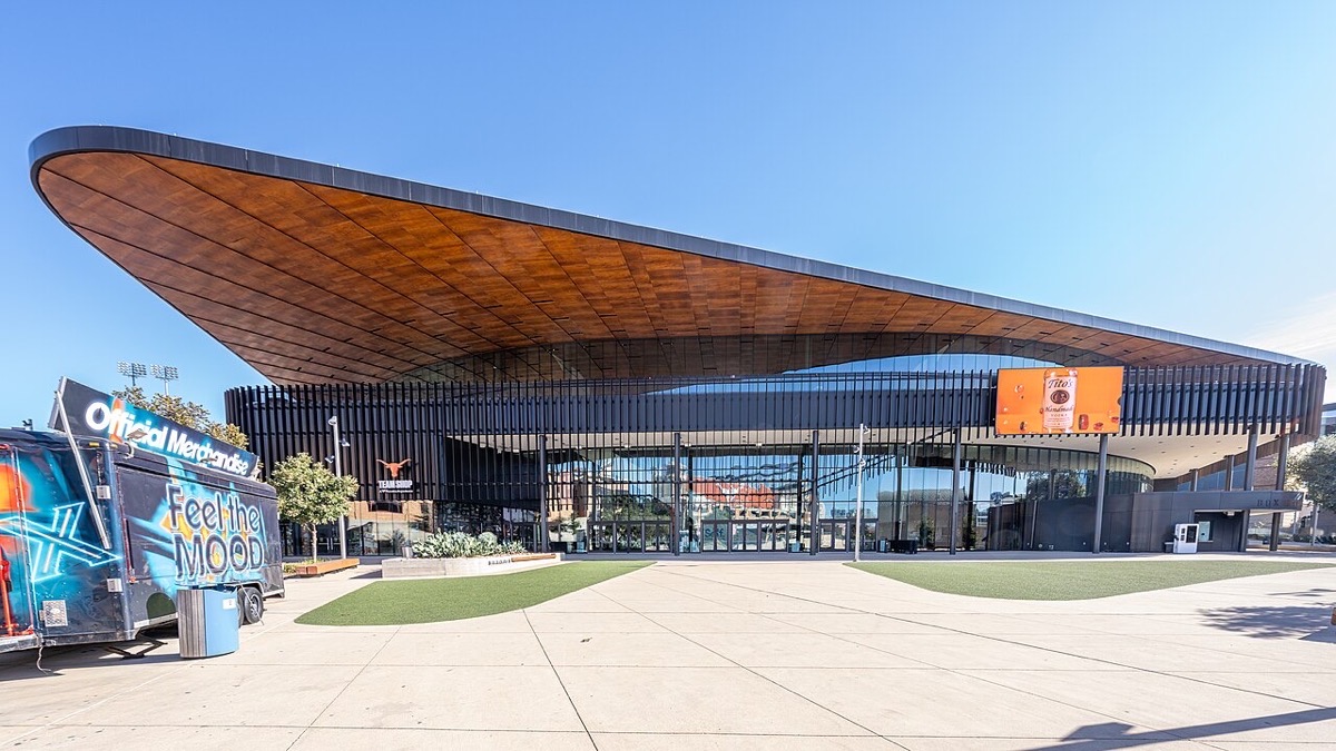 Foto de archivo: el frente del Moody Center de Austin, con su techo curvo revestido en madera y paredes vidriadas, en un día soleado