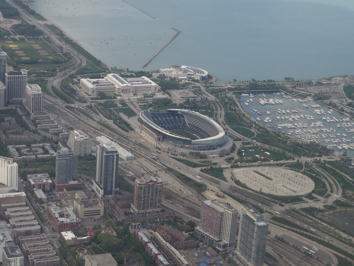 Foto de archivo: vista aérea del Soldier Field de Chicago, junto al lago Michigan, con el Museo Field y el puerto deportivo alrededor
